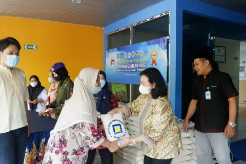 BAKTI SOSIAL UDINUS, BAGIKAN 5 TON BERAS UNTUK MASYARAKAT DI SEKITAR KAMPUS DAN KOTA SEMARANG