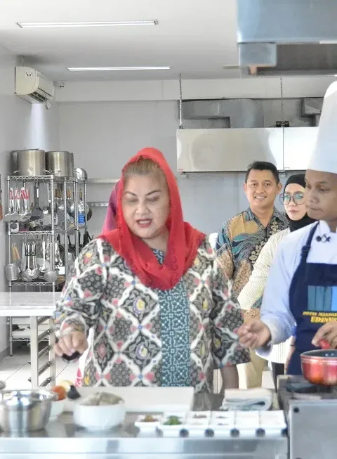 NUANSA RAMADAN, WALIKOTA SEMARANG MASAK BARENG MAHASISWA PRODI D-4 PENGELOLAAN PERHOTELAN UDINUS