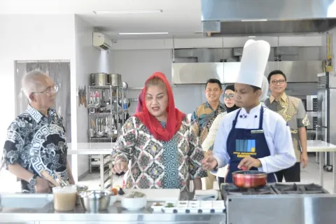 NUANSA RAMADAN, WALIKOTA SEMARANG MASAK BARENG MAHASISWA PRODI D-4 PENGELOLAAN PERHOTELAN UDINUS