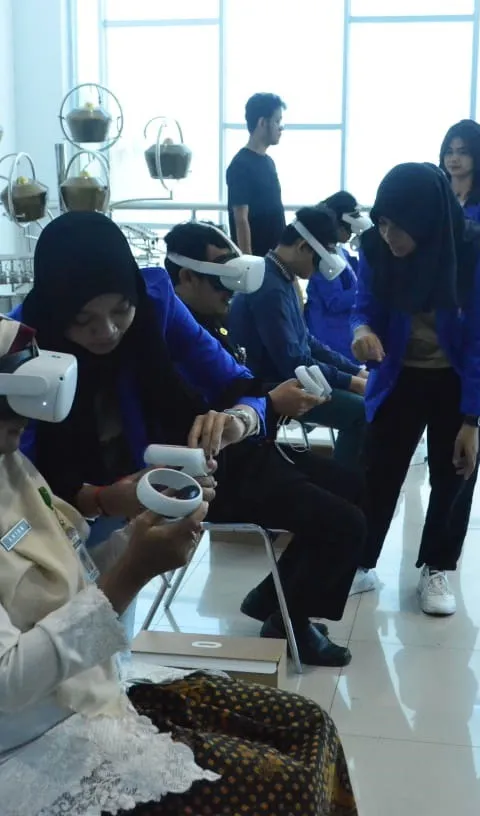 GURU DAN MURID SMA/SMK DI KOTA SEMARANG JAJAL INOVASI TERBARU UDINUS GAMELAN METAVERSE