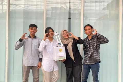 CLOSEATIZER KARYA MAHASISWA FT UDINUS BISA OTOMATIS BERSIHKAN TOILET DUDUK 