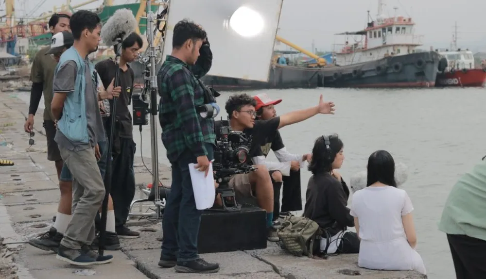 mahasiswa dengan karya film 'the sound from yesterday' saat melakukan proses syuting