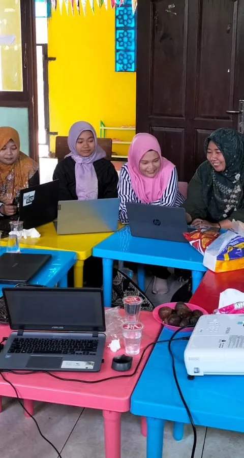 TINGKATKAN INOVASI MEDIA BELAJAR GURU, PKM PRODI MANAJEMEN UDINUS BERIKAN PELATIHAN
