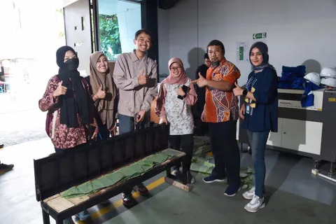 INOVASI ALAT PEMOTONG DAUN PISANG OTOMATIS MILIK MAHASISWA FT UDINUS BANTU UMKM LOKAL