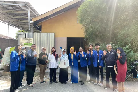 RUMAH SAMPAH DIGITAL 4.0 JADI UPAYA BEM FIK UDINUS DALAM TINGKATKAN EKONOMI DI KELURAHAN SAMBIROTO