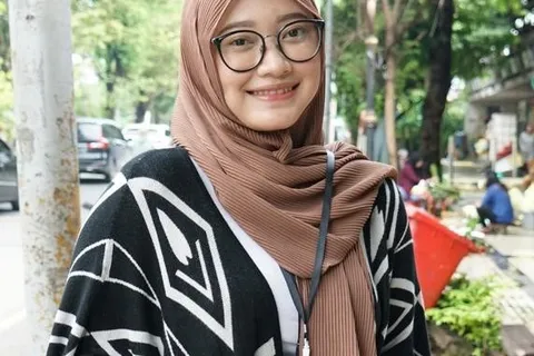 TERAPKAN ILMU SELAMA BERKULIAH, MAHASISWI PRODI MANAJEMEN UDINUS, APRILIA BUNGA TEKUNI BISNIS MAKE UP