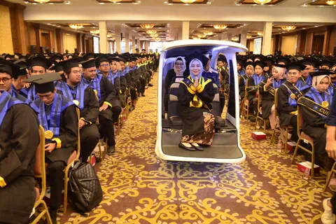 TAMPIL PERDANA DI WISUDA KE-78 UDINUS, ‘BECIK-KU’ ANTARKAN WISUDAWAN BERPRESTASI