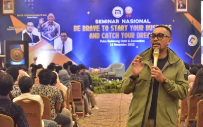 AHMAD SAHRONI TULARKAN ILMU KEWIRAUSAHAAN KEPADA 1400 MAHASISWA UDINUS