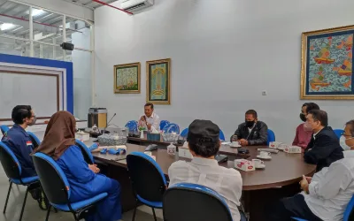 PRODI S-1 TEKNIK BIOMEDIS BERIKAN BANTUAN KAKI PALSU UNTUK ANGGOTA YPAC