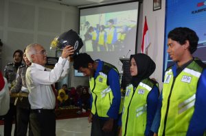 Rektor Udinus saat Mengenakan Seragam Keamanan Kepada Mahasiswa Udinus