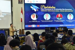 Wakil Rektor I Saat Memberikan Sambutan Kepada Calon Wisudawan ke-79 Udinus