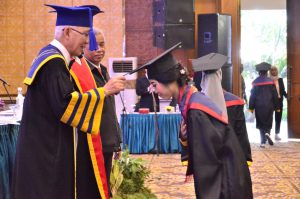 Berhasil Diwisuda: Salah Satu Mahasiswa Udinus Saat Mengikuti Prosesi Pemindahan Tali Toga