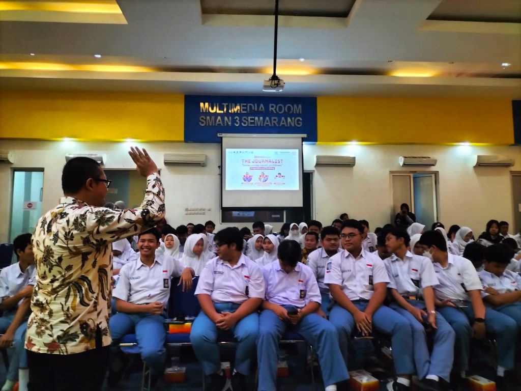 Foto Bersama Usai Kegiatna Workshop TNews di SMAN 3 Semarang