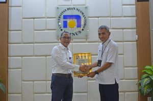 Dekan FIK Udinus Terima Sertifikat ISO 9001 2015 Dari Supervisor Consultant PT. Yura Prima Solusindo