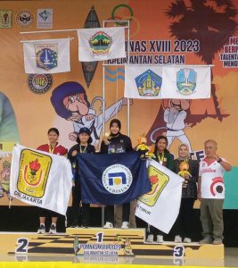 Dinda Putri Lestari Saat Naik ke Podium Memperoleh Medali Emas