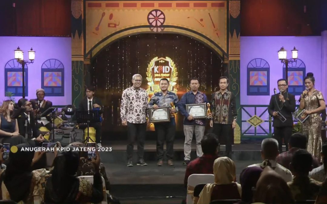 Direktur Operasional TVKU Semarang Saat Menerima Anugerah Televisi Lokal Terbaik Dari PDIK Jateng