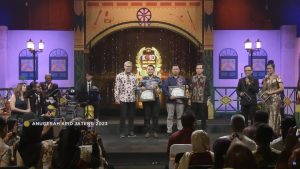 Direktur Operasional TVKU Semarang Saat Menerima Anugerah Televisi Lokal Terbaik Dari PDIK Jateng