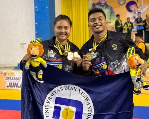 Dua Atlet Karate Udinus Tunjukan Medali Mereka di Ajang Pomnas XVIII