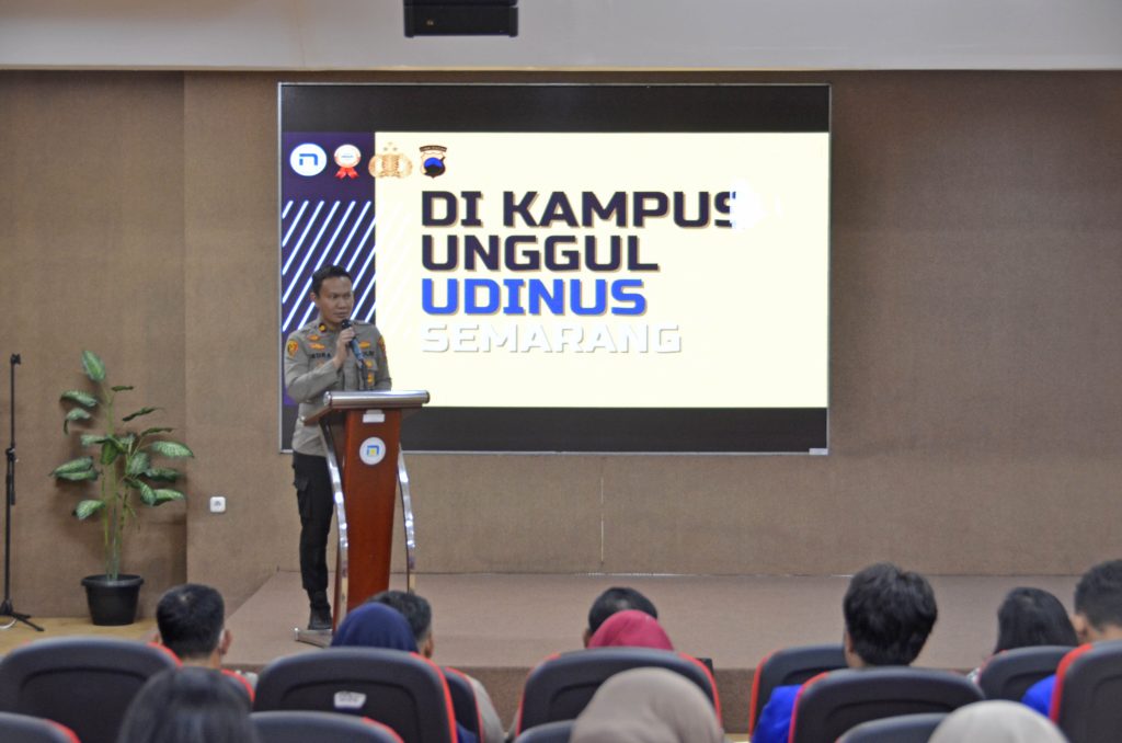 Kapolsek Semarang Tengah Saat Memberikan Sosialisasi Pemilu 2024 Damai