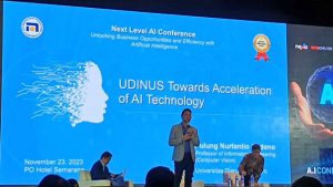 Prof. Pulung Saat Memberikan Pemaparan Terkait Akselerasi AI di Udinus