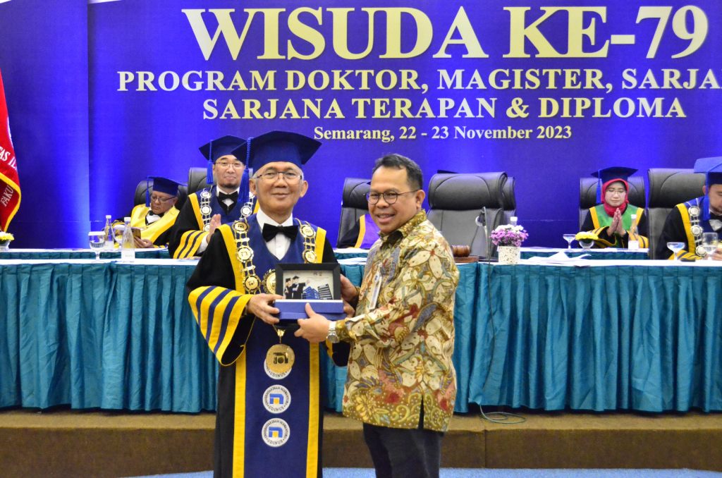 Rektor Udinus Memberikan Berfoto Bersama Kepala LLDIKTI Wilayan VI Jawa Tengah