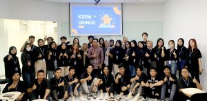 Anggota KSPM Udinus Saat Mendapat Penghargaan Dari BEI