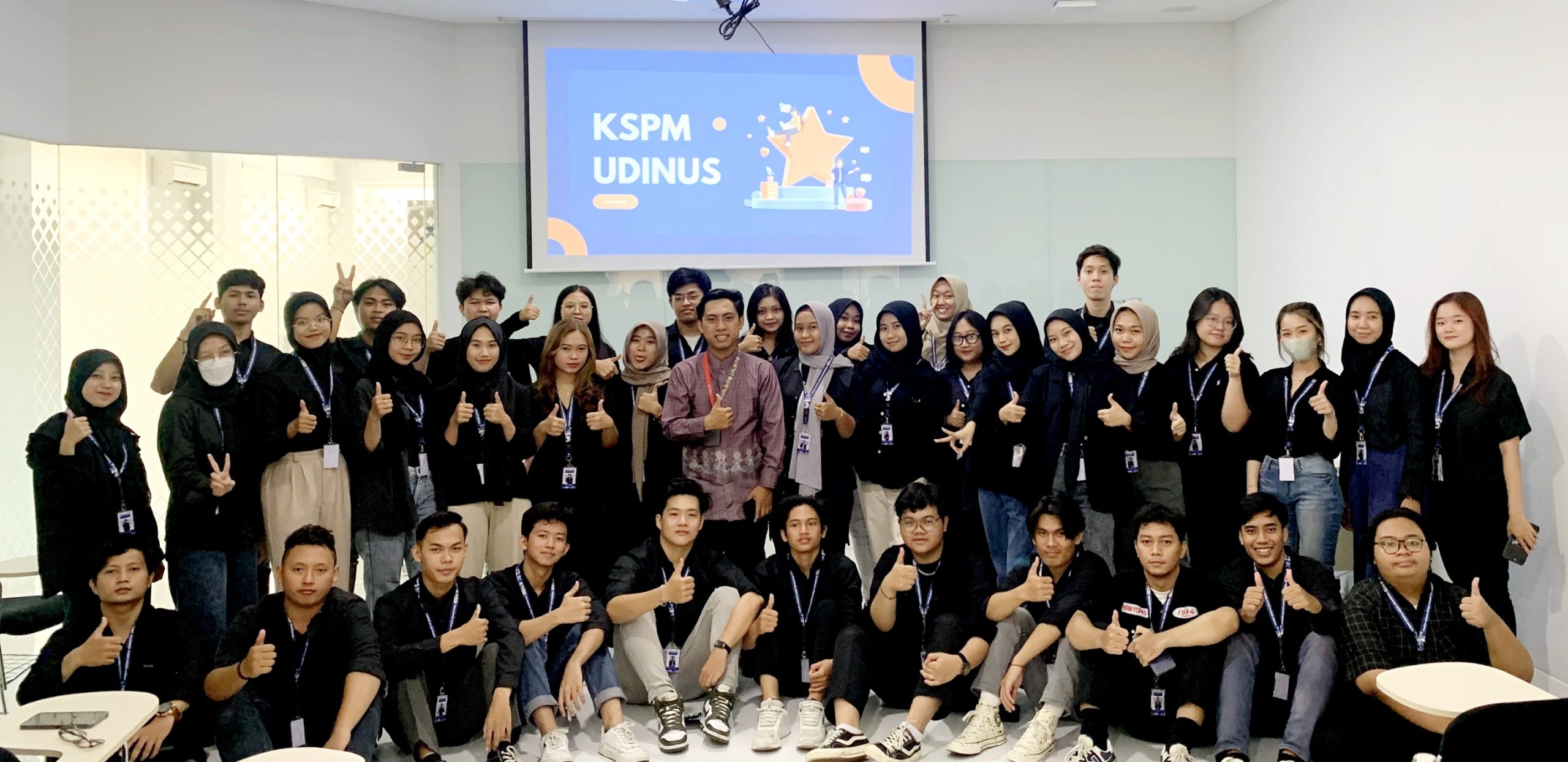 Anggota KSPM Udinus Saat Mendapat Penghargaan Dari BEI