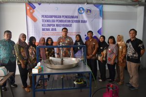 Anggota PKM FT Udinus bersama Kelompok Masyarakat Menik Jaya Semarang