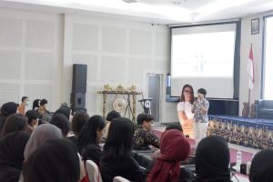 Dosen Udinus Umami Saat Memberikan Materi di Procage 2023