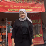 Fitri Mahasiswi Prodi Ilkom Udinus di Depan Usahanya Djoeragan Jajan