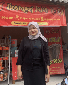 Fitri Mahasiswi Prodi Ilkom Udinus di Depan Usahanya Djoeragan Jajan