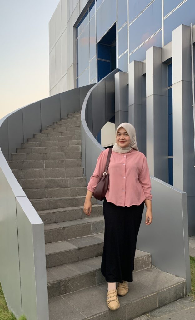 Fitri Mahasiswi Prodi Ilkom Udinus di Rooftop Udinus Semarang