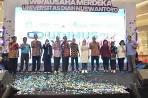 Foto Bersama Expo and Demo Day Wirausaha Merdeka Udinus