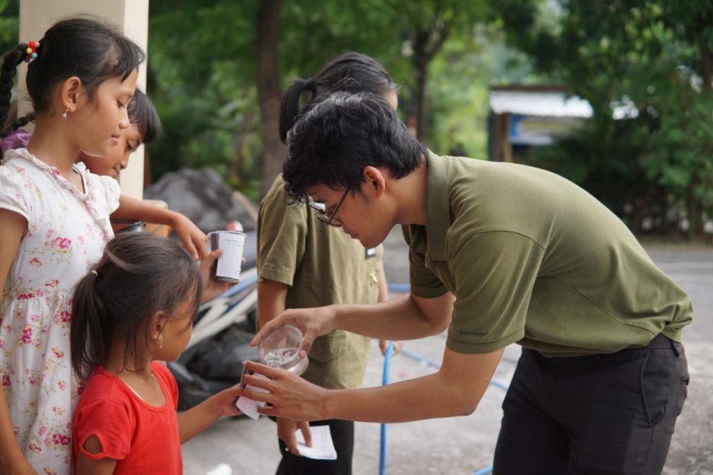 Mahasiswa Ilkom Udinus dengan salah satu peserta melakukan kegiatan Campaign menanam biji selada