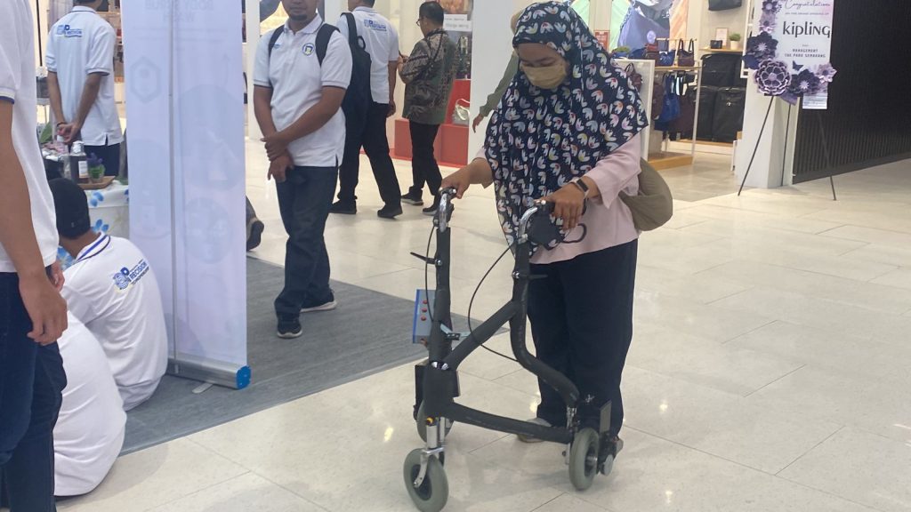 Pengunjung Expo dan Demo Day saat Uji Coba Alat Autonomus Walker