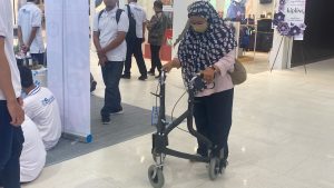 Pengunjung Expo dan Demo Day saat Uji Coba Alat Autonomus Walker