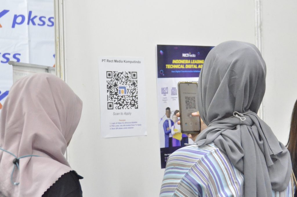 Peserta Job Fair ke-26 Udinus Melakukan Scan CV ke Perusahaan