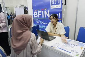 Peserta Job Fair ke-26 Udinus Saat Berkonsultasi dengan Perusahaan