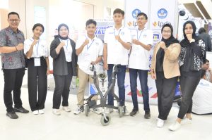 Tim Pembuatn Alat Autonomus Walker Saat Kegiatan Expo dan Demo Day WMK Udinus