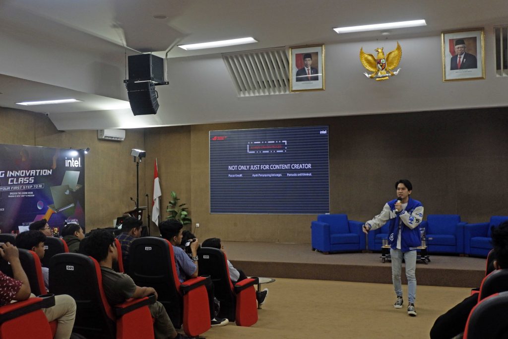 Udd saat memberikan pemaparan kepada mahasiswa Udinus di acara RoG Innovation Class