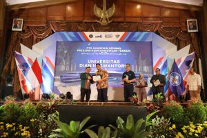 Udinus Meraih Anugerah PTS Akademika Dengan Prestasi Kemahasiswaan Terbaik