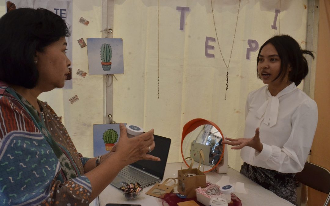 Wakil Rektor III Udinus Saat Berkunjunga di Salah Satu Stand Mahasiswa di LPS Festival 2023