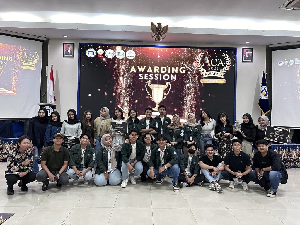 FOTO BERSAMA: Seluruh juri dan peserta mahasiswa Manajemen Pemasaran berfoto usai mengikuti penganugerahan ACA Awards