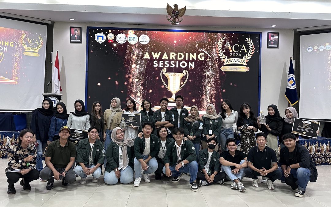 FOTO BERSAMA: Seluruh juri dan peserta mahasiswa Manajemen Pemasaran berfoto usai mengikuti penganugerahan ACA Awards