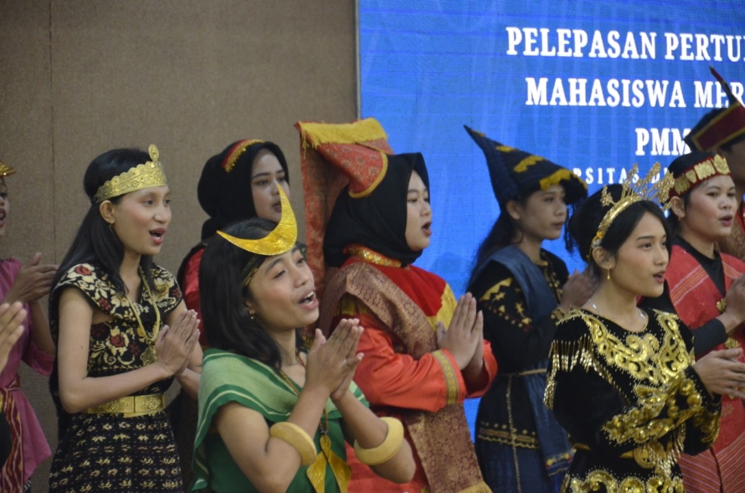 Pelepasan Peserta PMM 3 Udinus Diwarnai Seni Pentas dari Berbagai Budaya