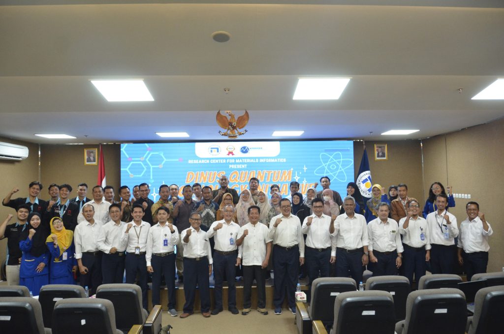 FOTO BERSAMA, Dosen dan Mahasiswa peserta lokakarya tentang Komputasi Kuantum foto bersama sebelum mengikuti kegiatan