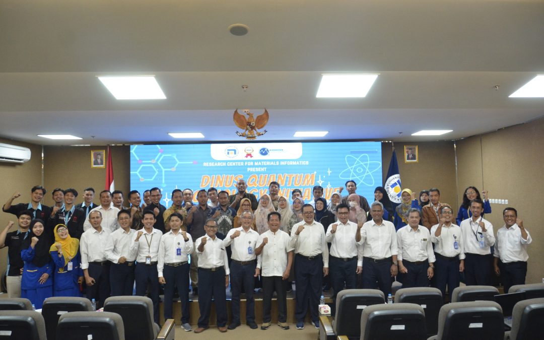 FOTO BERSAMA, Dosen dan Mahasiswa peserta lokakarya tentang Komputasi Kuantum foto bersama sebelum mengikuti kegiatan