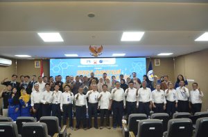 FOTO BERSAMA, Dosen dan Mahasiswa peserta lokakarya tentang Komputasi Kuantum foto bersama sebelum mengikuti kegiatan