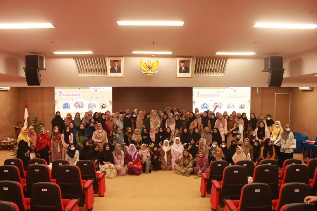 FOTO BERSAMA: Seluru peserta Seminar Kemuslimahan berfoto dengan seluruh narasumber dan panitia acara, di aula auditorium gedung H lantai 7