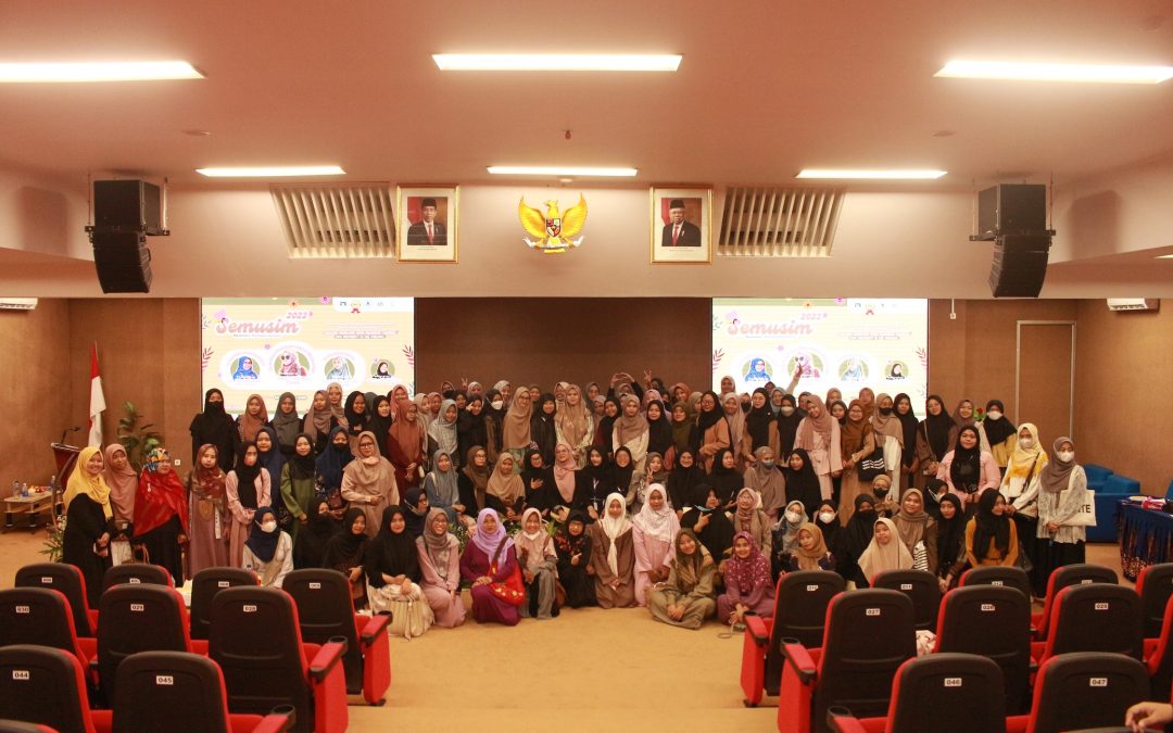 FOTO BERSAMA: Seluru peserta Seminar Kemuslimahan berfoto dengan seluruh narasumber dan panitia acara, di aula auditorium gedung H lantai 7